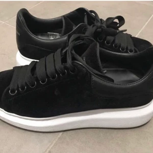 Alexander McQueen  - Tänkte kolla intresset på mina Alexander McQueen skor! Dem är köpta på Vestiaire Collectiv (knappt använda av säljaren). Har använt dem en hel del men i gott skick fortfarande 💞💞💞 Kartong och extra snören finns!