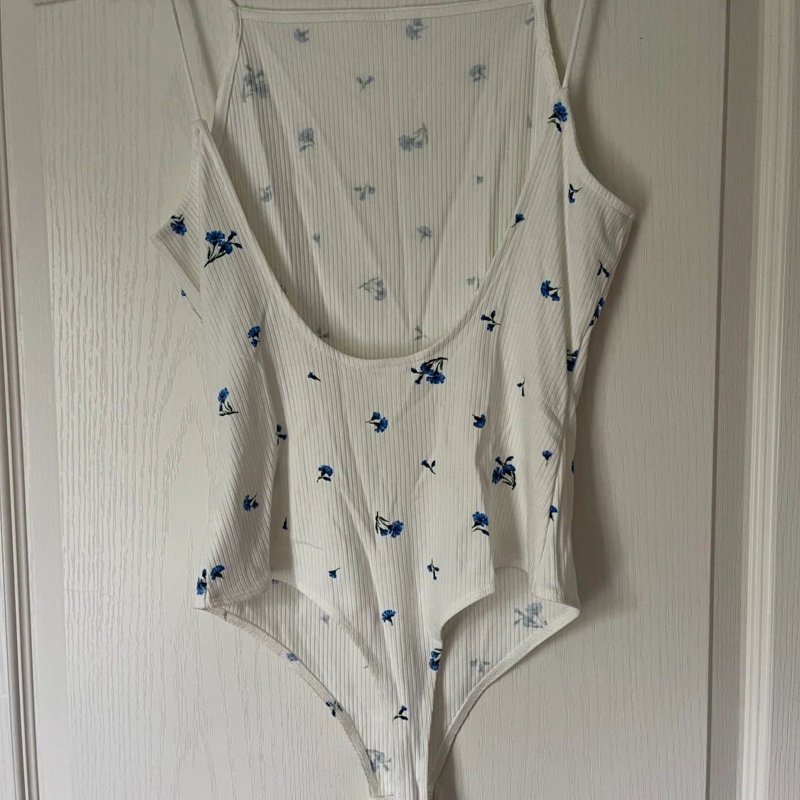 Vit body med blåa blommor  - 90