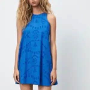 Säljer denna superfina blå klänning från zara, helt slutsåld💙💙💙 Klicka ej på köp-knappen, skriv privat till mig istället!