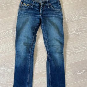Robins Jeans low waist straight - Säljer dessa supersnygga jeansen pga att de är för små för mig🤧 De är raka och lågmidjade. Jag vet ej vilken storlek men jag skulle gissa på ca storlek 24/30. Har guldiga änglavingar på framsidan och baksidan💕 ‼️Frakt ingår inte i priset‼️