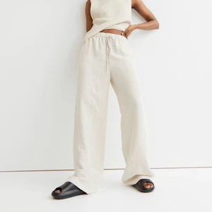 Populära slutsålda linnebyxor hm - Populära slutsålda beiga linnebyxor från hm. Helt oanvända med lappen kvar. Storlek M. Frakt tillkommer. Skriv privat för att buda eller köp direkt för 500 inkl frakt