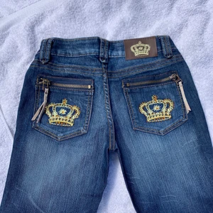 Lågmidjade jeans - Coola lågmidjade jeans! Köpta sh men är tyvärr för små på mig. Påminner om Victoria Beckham jeansen🌞 Passar xs/s. Kan skicka mått om det önskas. Köpare betalar frakt! (EDIT: såg att det saknas några stenar på ena fickan men inget man tänker på!)