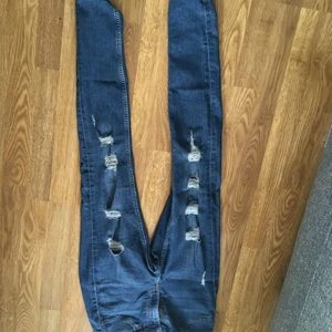 Jeans - Jeans i stretch med ”hål”