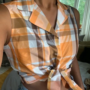 Rutig blus - Rutig skjortblus Stylad snyggt med knyt i midjan Material: 100%acetat Storlek: står 46 men passar mig som är 38
