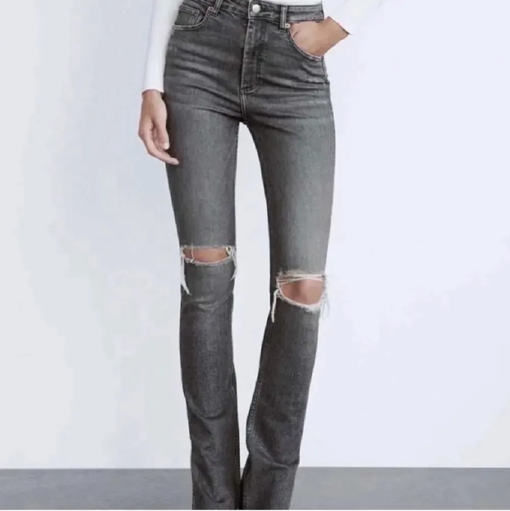Säljer mina jätte fina jeans ifrån zara, använda fåtal gånger men kommer vissa defekter. Kom privat för fler bilder🤍. Jeans & Byxor.
