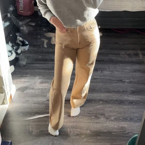 Jeans  - Jag säljer dom här bruna vida jeansen ifrån lager 157. Dom är helt oanvända och i bra skick. Dom är i storlek S. Nypris på byxan är 150kr men jag säljer den för 80kr❤️