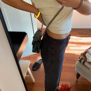 Grå/svarta jeans  - Säljer dessa ass balla svart urtvättade jeansen eftersom att dem inte kommer till användning längre , Dem är vida och passar strl 34-38 ( jag har 34) då dem sitter löst men blir nog liknande Mom jeans om man har större storlek  men skulle säga att dem passar bäst till 36/38 ❤️ 