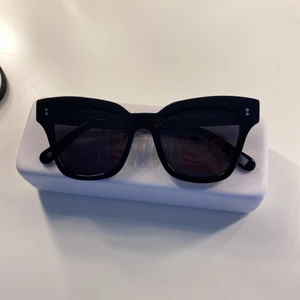 Chimi eyewear glasögon - Ett par nästan oanvända chimi glasögon i #005 Berry. Skicket är som nytt och originalförpacknigarna finns fortfarande kvar. Säljer då jag använder andra istället men väldigt sköna och snygga. Kostar 1200 nypris. Skriv för fler bilder eller andra frågor💓