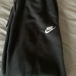 Nike byxor  - Svarta nike mjukis använda få gånger inga hål eller fläckar. Strl S