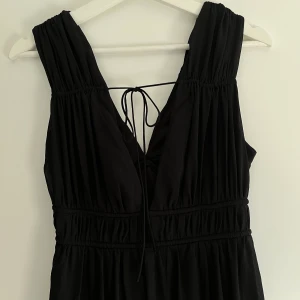 Svart klänning från h&m! - Aldrig använd!  Superfin längre klänning från hm! Storlek 34! 