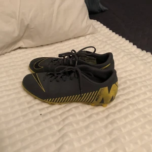 Fotbollsskor, använt skick.  - Grå/gula fotbollsskor i använt skick. Inte trasiga. 