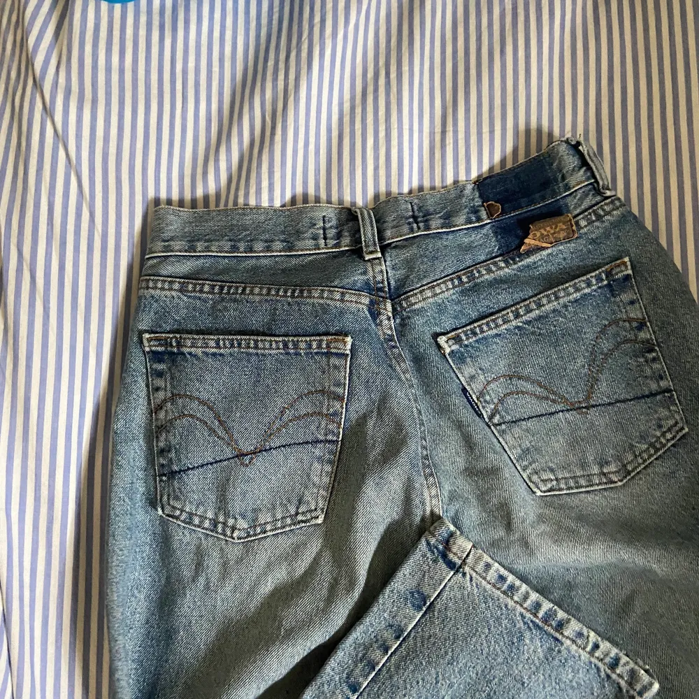 Superfina vintagejeans som tyvärr blivit för små för mig! Sitter tajt på mig som har strl 42, men är nog baggy på ngn med strl 38-40. Är 170 och de är perfekta i längden. . Jeans & Byxor.