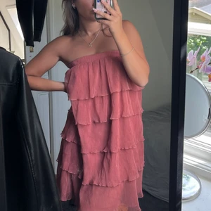 Klänning - Så snygg, är egentligen en kjol men jag har använt som klänning😅 Från Vero Moda, osäker på storlek då jag ej är hemma just nu. Köp direkt eller skriv om ni vill diskutera pris :)