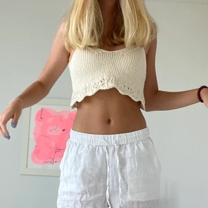 Stickad topp - Så gullig topp från zara som är köpt förra sommaren(2021)❤️ säljer då den inte kommer till användning vilket är synd för den är så fin o speciellt till tillexempel en långkjol❤️❤️ den är som man ser på bilden lite krämvit