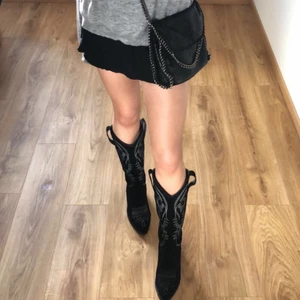 Cowboy boots - Själjer mina cowboy boots då jag inte har någon användning av dem. Har testat de men aldrig använt dem ute. De är i storlek 38, jag har 37 och de passar även mig. 