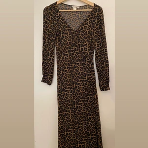 Omlottklänning från H&M - Storlek 34/xs  Mycket fint skick! 