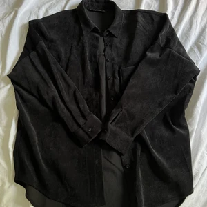 Skjorta  - Svart skjorta i mocka liknande mjuk material, stor i storlek  God skick  
