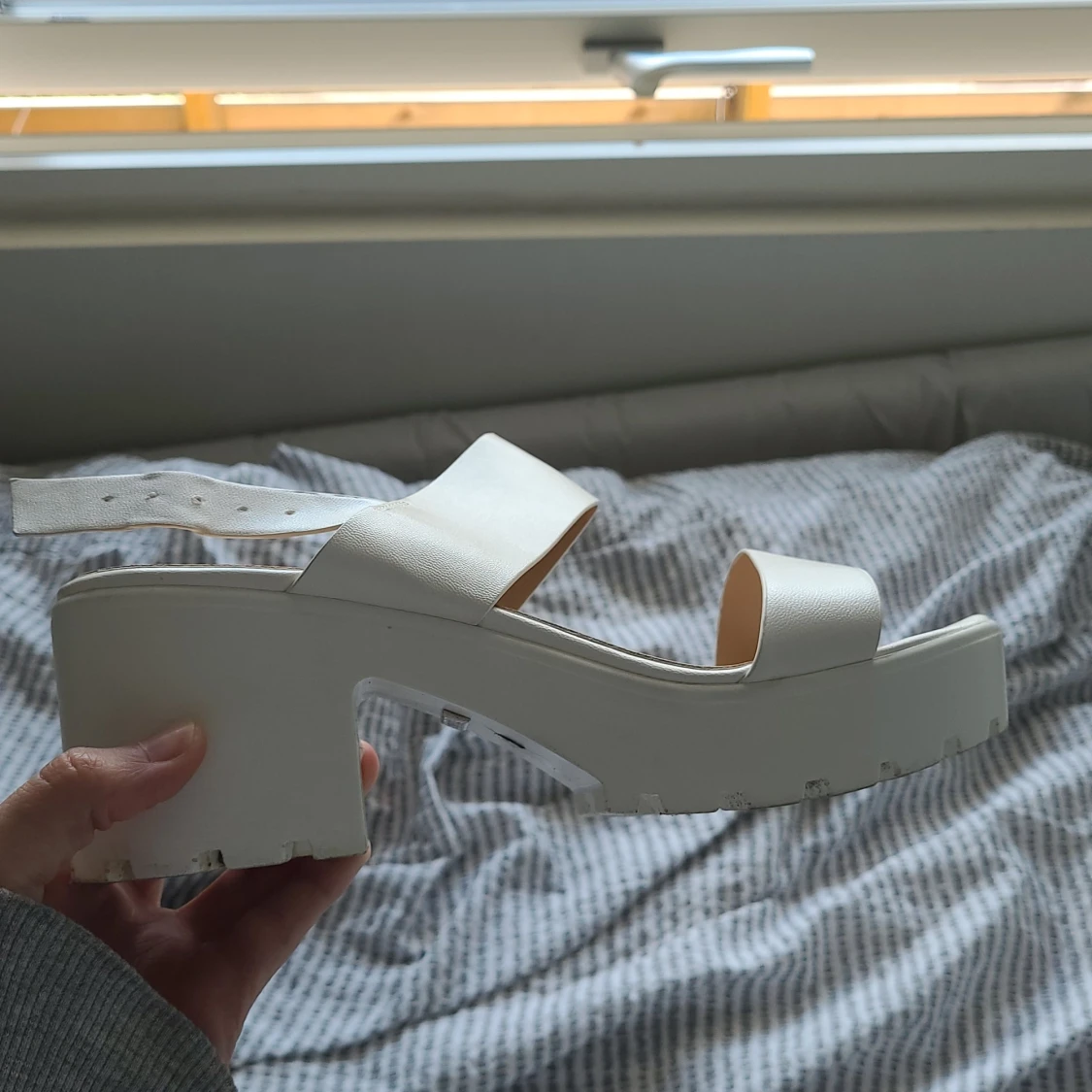 Vita sandaler med lite klack - 90