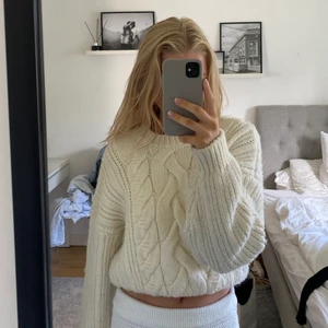 Stickad zara tröja - Jätte fin stickad tröja från zara, Andvänd ett fåtal gånger så i fint skick! 💕