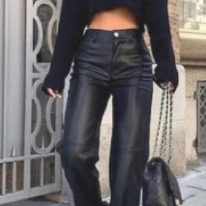 Zara skinnbyxor - Nya fake skinnbyxor från zara. Har enbart testats, sälja då jag it riktigt gillar raka byxor på mig själv. Byxorna är i storlek Xs. Frågor eller fler bilder på jeansen kan tas privat. Kan posta eller mötas upp i centrala sthlm💗 