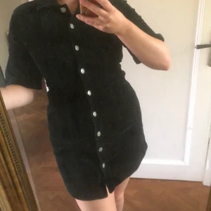 Mörkgrön manchesterklänning  - En underbar mörkgrön manchesterkläning! 🌻