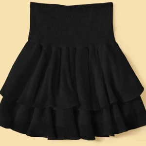 svart kjol - en söt svart volangkjol💛