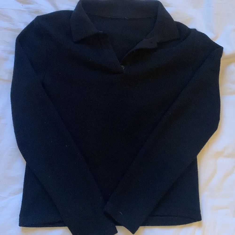 Sjukt snygg tröja från zara säljer då jag int ekar någon användning av den😭. Tröjor & Koftor.