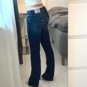True Religion jeans - ‼️INTRESSEKOLL‼️ på dessa trueys i en så fin mörkblå wash. så trendiga och fina till allt! sitter lågmidjat straight/bootcut, passar mig som brukar ha 34-36 och är ca 167cm. midja 39cm innerben 87cm. skriv för frågor, mått eller fler bilder💞💞💕 BUD: 1100kr💕💕