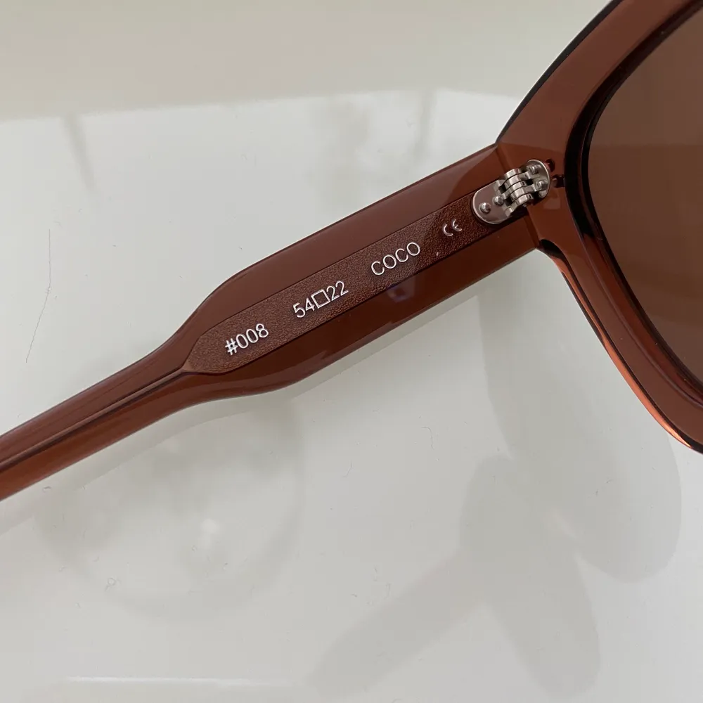 Chimi solglasögon i modell 008 i färgen coco med spegelglas. Endast använda ett fåtal gånger så är i väldigt fint skick. Som nya, inga repor eller skador. Glasögonfodral och putsduk ingår.. Accessoarer.