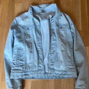 Jeans jacka str 152  - Fin jacka, passar även folk med storlek M. 