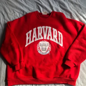 collegetröja/sweatshirt  - jag säljer denna röda sweatshirten från pullandbear som är i ett bra skick då den knappt har använts🤍 den har ett litet hål i en söm som knappt märks av och är lätt att fixa, köptes för 250kr och säljes för 175kr✨