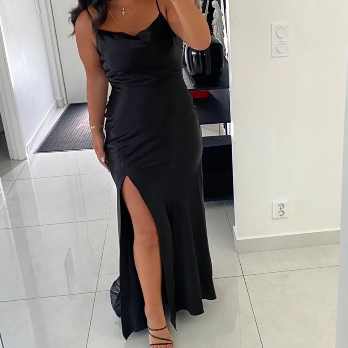 Svart satin klänning