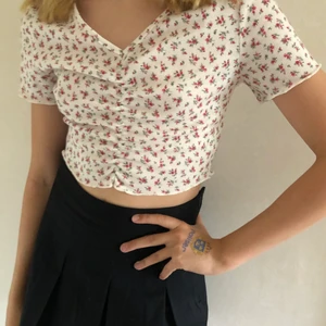 Blommmig magtröja 🌸 - ‼️Köp inte här, skriv i DM och köp där istället‼️ Jättefin magtröja från Shein. Strl. XS/34. Inga skador, fläckar eller sådant. Säljer pga. jag inte tycker den passar på mig. Priset är 35 kr + frakt som är 39 kr.