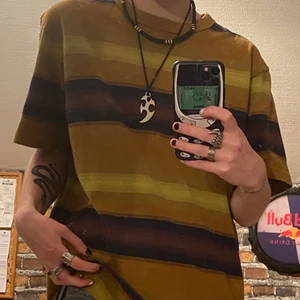 Gulbrun randig t-shirt - Fett snygg tisha i storlek M, en aning oversized. I fint skick, väldigt bra och tåligt material. För fler bilder eller mått kontakta mig :) Frakt sker via PostNord spårbart 51 kr 📦