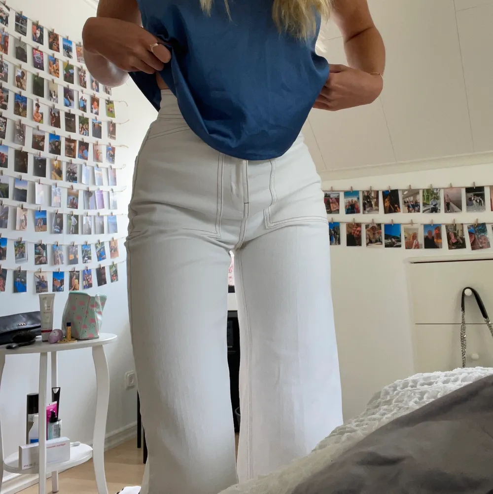 Snygga jeans från weekday❤️ jag är 176 och skulle säga att de passar en S. Jeans & Byxor.