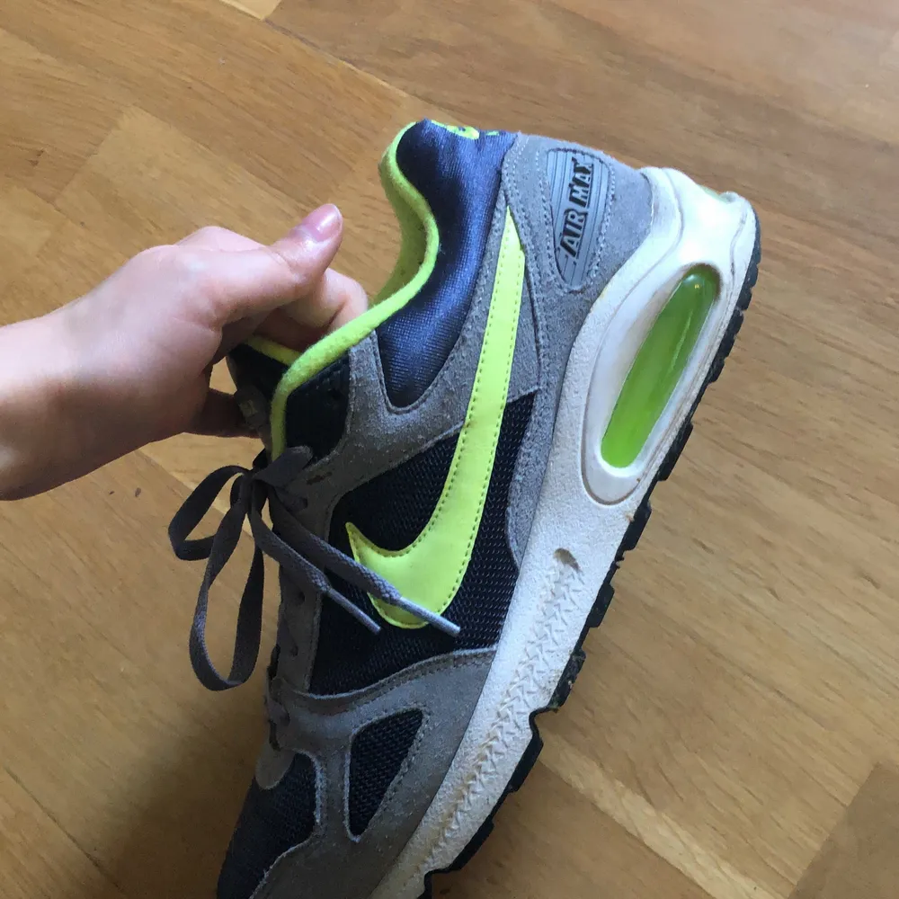 Säljer mina nästan helt oanvända Nike air max grå/mörkblå och lime grönt. Inga defekter. Skor.