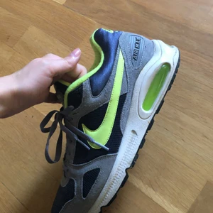 Nike air max - Säljer mina nästan helt oanvända Nike air max grå/mörkblå och lime grönt. Inga defekter