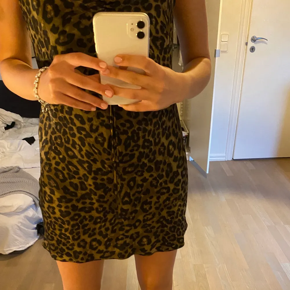 Fin zara klänning med leopardmönster, köp direkt för 250kr 💓💓. Klänningar.