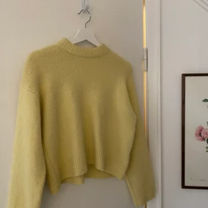 Zara stickad tröja Gul - Hejsan! Köpt här på Plick, men för liten för mig. Begagnad. Använd 2-3 gånger. 