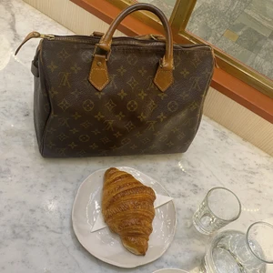 Louis Vuitton Speedy 30 vintage - Louis Vuitton Speedy 30 vintage  Mått W30,H21,D17cm. Serienummer TH1000. Kan skickas flera bilder vid intresserad. Kontrollerad av Vestiaire. Finns ute på Vestiaire, Tise och Tradera.