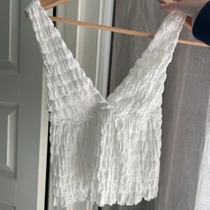 Sommartopp - Så fin somrig vit topp i superfint skick💓