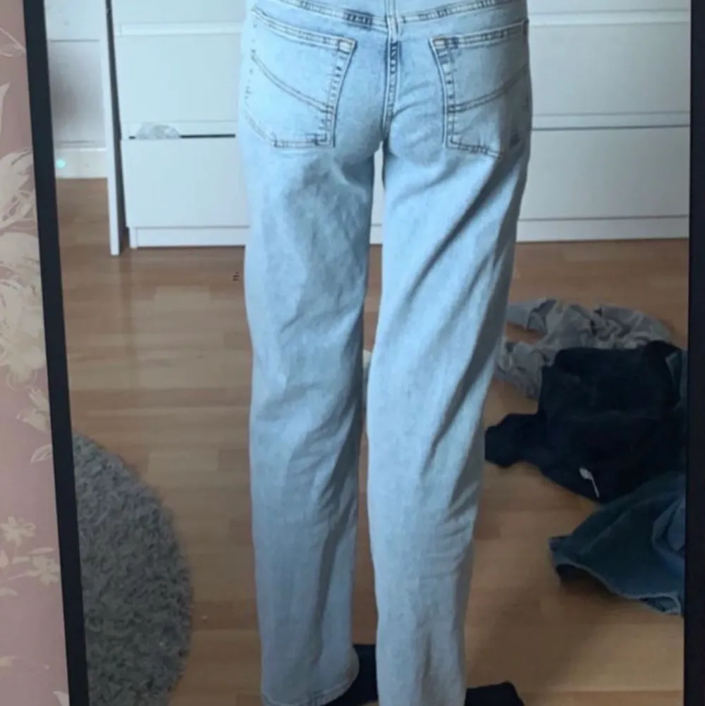 Fina jeans, är 167 lång,  fina Jens, andvända 1 gång, köpta för 360kr  Kontakta mig för mer information💞. Jeans & Byxor.