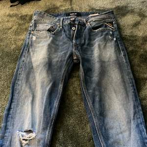 Ett oar mörkblå jeans märket är replay och den har ett litet hål på en sida. Nyskick