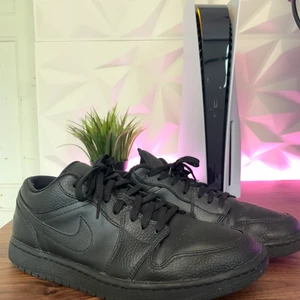 Air Jordan 1 low all black - Använda Utan funktionella skador finns att hämta i hökarängen