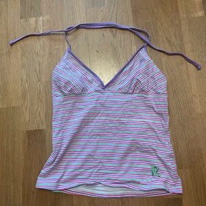 Jättesöt halterneck topp! - Jättesöt halterneck topp i olika färger Perfekt nu till sommaren som en söt topp. Stl. Xs-S 