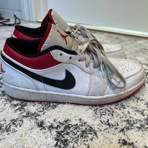 Jordan 1 storlek 42 - Säljer mina Jordan 1 mid i storlek 42 då dom börjar bli för små. Köpta förra sommaren. Skorna är i använt skick men funkar ändå fint att ha på sig. Inga fel på skorna förutom att dom är lite smutsiga Skick: 6/10 Nypris: 1500kr Jag säljer för: 650kr  :)
