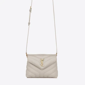 Ysl Lou Lou  - Säljer min beiga ysl Lou Lou mini! Köpt två år sedan på NK här i Göteborg för 13500kr! Den är i gott skick men lite sliten vid kanter:)