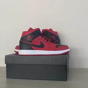 Jordan 1 mid reverse bread  - Oanvända Jordan 1 mid reverse bread i storlek 42,5 Aldrig använda Kvitto och låda finns