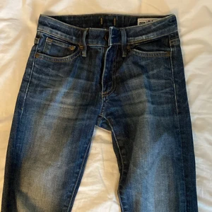 Lågmidjade jeans - Jättefina y2k Lågmidjade jeans. Säljer pga för små. Är 160cm och passar mig perfekt. 