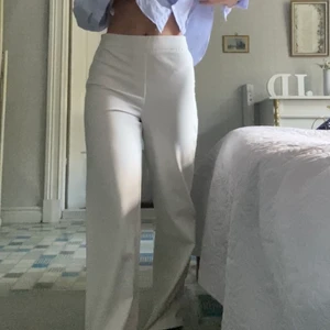 Vita kostymbyxor  - Super nice vita byxor i storlek xs (passar s). Tjockt material så ej genomskinliga!!!❤️ sälja då de är för stora. 35 cm över midjan, 78 cm innerbenslängd